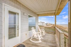 Classic Beachfront House wPrivate Patio, WasherDryer, Free WiFi, Central AC