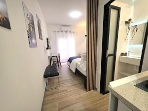 202 Urban Studio Kitchenette & Private Bathroom