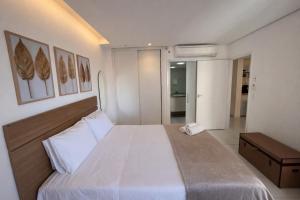 Flat em frente ao mar com piscina varanda e AC