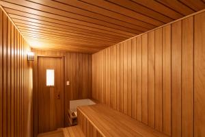 Flat em frente ao mar com piscina varanda e AC