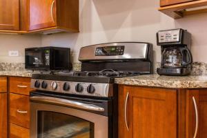 The Wrigleyville Deluxe -Steps from Wrigley Sleeps 10