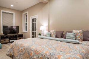 The Wrigleyville Deluxe -Steps from Wrigley Sleeps 10