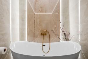 Trevi Fountain Elegant Apartment