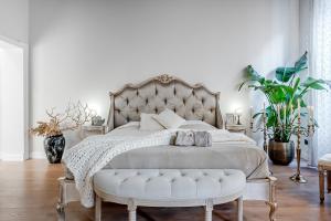 Trevi Fountain Elegant Apartment