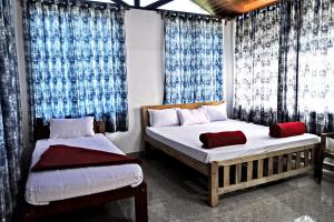 Sirimane Homestay - Pool, Estate, Home Food, Near to falls & Trekking