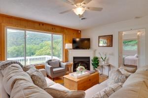 Candler Cabin w Deck & Mount Pisgah Views!