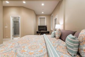 The Wrigleyville VIP-200 Steps from Wrigley Field