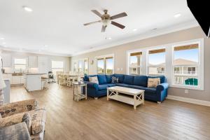 HB189 Glimmering Shell Hideaway