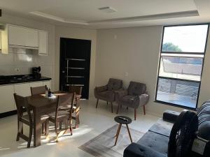Casa Nova, com cozinha planejada, bem localizada!