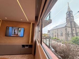 Ape incrivel ao lado Igreja Matriz Centro Gramado