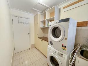 Glens Haven with Lakeviews and Outdoor Firepit