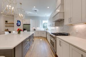 Coastal Waveland House half Block to Pub Beach