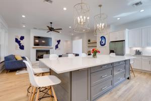 Coastal Waveland House half Block to Pub Beach