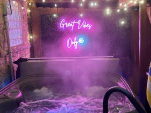 Hot Tub W 3 Beds 2 Bath Games & Huge Backyard