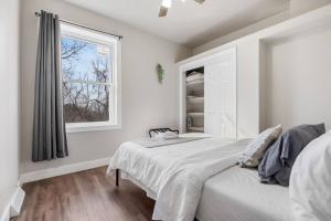 Hot Tub W 3 Beds 2 Bath Games & Huge Backyard