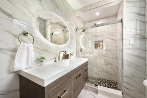 Hot Tub W 3 Beds 2 Bath Games & Huge Backyard