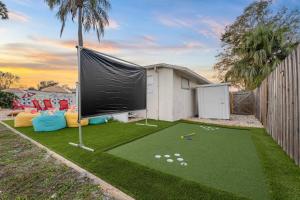 Backyard Oasis - Outdoor Theatre - Pool - Hot Tub