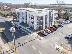 Stylish Suite Near Bathhouse & Downtown! Suite 204