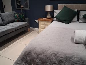 Suite near City, Science Park & Marshalls and close to Riverside walks