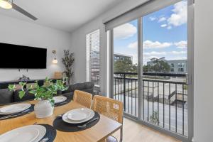 King Suite Retreat, Gym and Rooftop Access New