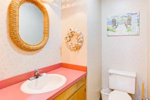 Spacious Dog-Friendly Beach Cottage with WiFi & WasherDryer