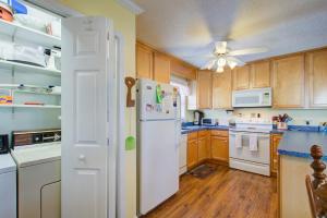 Sunny Family Home Near the Beach with Outdoor Shower, WiFi & WasherDryer