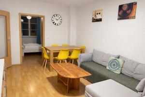 Stötteritz Holiday Apartment - 3 Rooms - 6 People - 5 beds - Balcony - Great public transport 11 minutes to the city