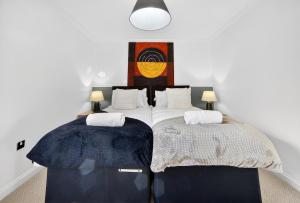 The Wharf Cardiff Bay - 3BR Apartment with Private Parking Sleep up to 6 - Fast Wifi