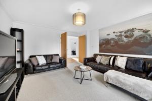 The Wharf Cardiff Bay - 3BR Apartment with Private Parking Sleep up to 6 - Fast Wifi