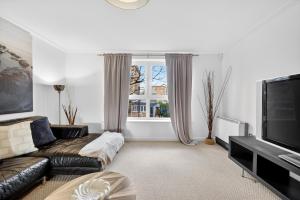 The Wharf Cardiff Bay - 3BR Apartment with Private Parking Sleep up to 6 - Fast Wifi