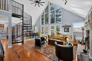 Cabin w Fire Pit Hot Tub Screened Porch & More