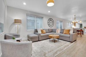 Near Downtown • Sleeps 8 • 2King Beds + More!