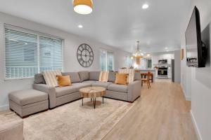 Near Downtown • Sleeps 8 • 2King Beds + More!
