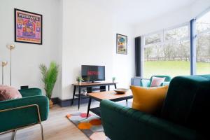 Spacious 3-Bedroom Home Near City Centre with Parking