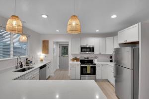 Near Downtown • Sleeps 8 • 2King Beds + More!