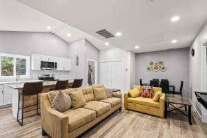 Two Dulles homes 1 price sleeps 16 w-EV parking