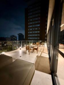 Luxury Studio with Pool and Gym, Verso by Emiliano Jardins