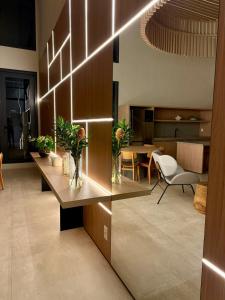 Luxury Studio with Pool and Gym, Verso by Emiliano Jardins