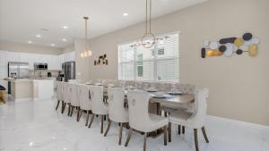 Upstay Spacious Villa w Pool, Hot Tub & Game Room