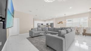 Upstay Spacious Villa w Pool, Hot Tub & Game Room