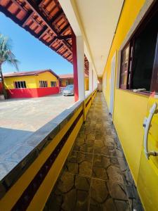 Quarto espaçoso em pousada linda com piscina