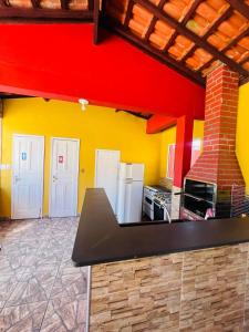 Quarto espaçoso em pousada linda com piscina