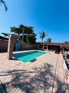 Quarto espaçoso em pousada linda com piscina