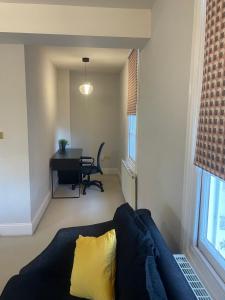 Stylish Townhouse in Leamington with parking