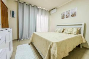 Flat em charmoso residencial + ar cond. e vaga