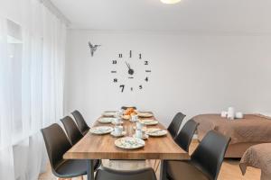 KRelax Baroque Living - 4 Bedrooms - 8 Guests - Balcony - Parking - Smart TV - Near Train Station and Highway