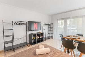 KRelax Baroque Living - 4 Bedrooms - 8 Guests - Balcony - Parking - Smart TV - Near Train Station and Highway
