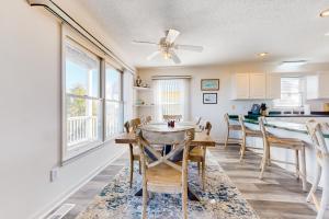 Multi-level house near Intracoastal waterway & beach with AC, patio, deck, & WD