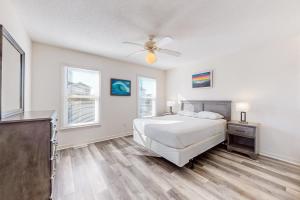 Multi-level house near Intracoastal waterway & beach with AC, patio, deck, & WD