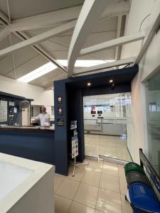 Apartaestudio con cocina dentro centro comercial